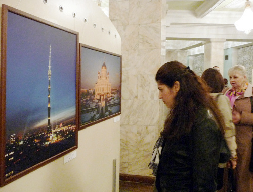 Выставка фоторабот о Москве ''Москва! Любовь и вдохновение!''. Ереван, 5 апреля 2012 г. Фото Армине Мартиросян для "Кавказского узла"