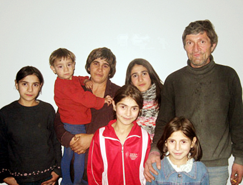 Армения, Лорийская область, село Одзун, 2009 г. Многодетная семья Демурханян. Фото: http://old.hetq.am Армения, Лорийская область, село Одзун, 2009 г. Многодетная семья Демурханян. Фото: http://old.hetq.am