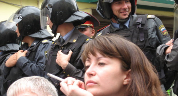 Активисты протестного движения в поддержку политической голодовки блокированы отрядами ОМОН на улице Советская. Астрахань, 12 апреля 2012 г. Фото Вячеслава Ященко для "Кавказского узла"