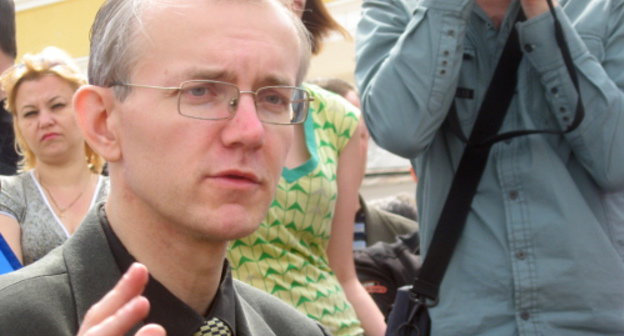 Олег Шеин выступает перед сторонниками в сквере имени Кирова. Астрахань, 12 апреля 2012 г. Фото Вячеслава Ященко для "Кавказского узла"