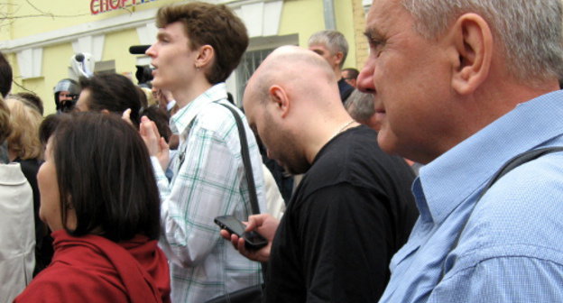 Участники митинга в поддержку требований голодающих об отмене результатов выборов мэра Астрахани. Астрахань, улица Советская, 12 апреля 2012 г. Фото Вячеслава Ященко для "Кавказского узла"