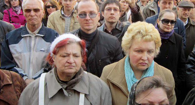 Жители Астрахани на митинге у здания городской администрации в день приезда депутатов Госдумы РФ от "Справедливой России" Сергея Миронова и Николая Левичева к участникам голодовки протеста. Астрахань, 31 марта 2012 г. Фото Евгении Зариньш, http://evgeniy-zarinsh.livejournal.com