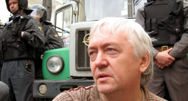 Участник движения «Солидарность» Юрий Богомолов приехал в Астрахань из Рязани. 12 апреля 2012 г. Фото Вячеслава Ященко для "Кавказского узла"