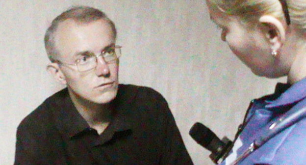 Врач скорой помощи обследует Олега Шеина. Астрахань, 15 апреля 2012 г. Фото Елены Гребенюк для "Кавказского узла"