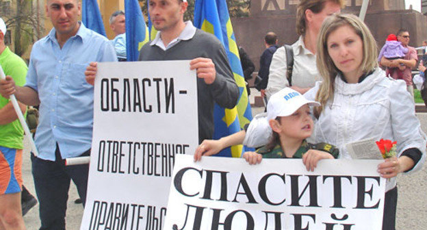 Жители разрушающегося общежития в Тракторозаводском районе провели пикет. Волгоград, 17 апреля 2012 г. Фото Татьяны Филимоновой для "Кавказского узла"