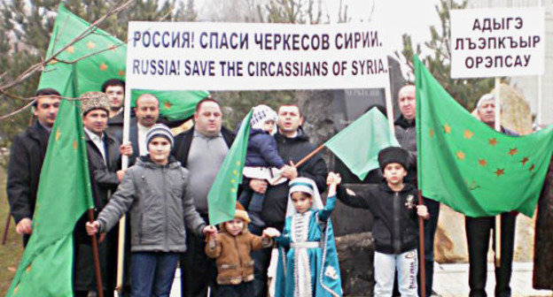 Акция в знак поддержки черкесов Сирии в центральном сквере аула Тахтамукай у мемориала «Защитникам Черкесии». Адыгея, 30 декабря 2011 г. Фото: www.elot.ru