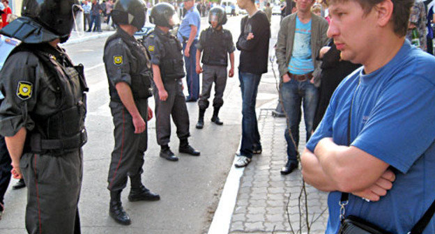 Полиция оцепила улицу Советская. На снимке: противостояние полиции и активистов на улице Советская. Астрахань, 21 апреля 2012 г. Фото Вячеслава Ященко для "Кавказского узла"