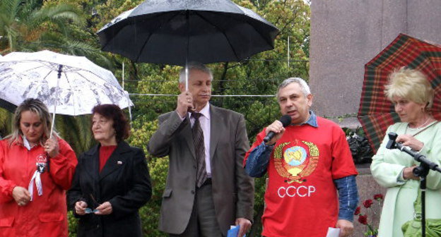 Участники митинга КПРФ в Сочи 22 апреля 2012 г. Фото Светланы Кравченко для "Кавказского узла"