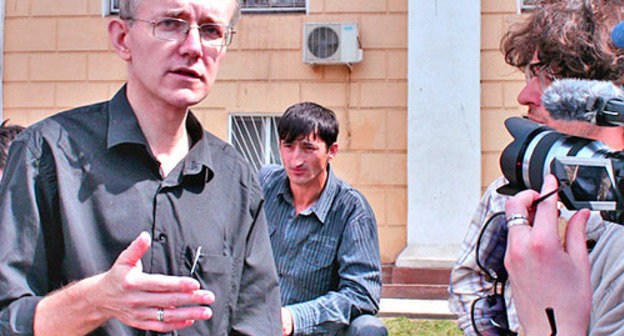 Олег Шеин дает интервью журналистам. Астрахань, апрель 2012 г. Фото Александра Козлова, ко_07.livejournal.ru