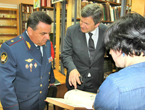 Начальник управления ФСИН России по Краснодарскому краю генерал-майор внутренней службы Юрий Кулик и ректор КубГУ Михаил Астапов. Краснодар, 18 апреля 2012 г. Фото Никиты Серебрянникова для "Кавказского узла" Начальник управления ФСИН России по Краснодарскому краю генерал-майор внутренней службы Юрий Кулик и ректор КубГУ Михаил Астапов. Краснодар, 18 апреля 2012 г. Фото Никиты Серебрянникова для "Кавказского узла"