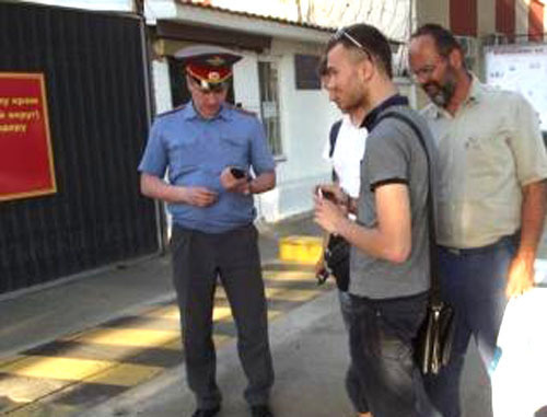Ярослава Никольского возле спецприемника УВД встречали члены "Экологической вахты", партии "Яблоко", участники акций протеста в его поддержку и группы в соцсети "ВКонтакте" "Кубань! Открой глаза!". Краснодар, 28 апреля 2012 г. Фото Натальи Дорохиной для "Кавказского узла" Ярослава Никольского возле спецприемника УВД встречали члены "Экологической вахты", партии "Яблоко", участники акций протеста в его поддержку и группы в соцсети "ВКонтакте" "Кубань! Открой глаза!". Краснодар, 28 апреля 2012 г. Фото Натальи Дорохиной для "Кавказского узла"