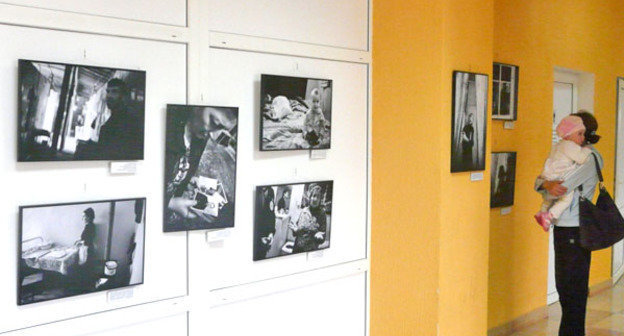 Выставка "Люди и судьбы" фотографа Марко Кокича прошла в Цхинвале. Южная Осетия, 28 апреля 2012 г. Фото Марии Котаевой для "Кавказского узла"