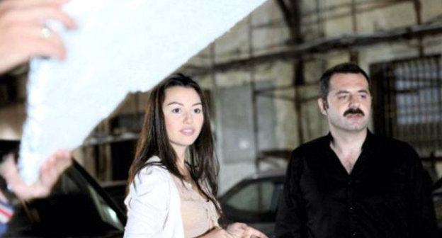 Съемки азербайджано-турецкого сериала под названием "Qaranlıqlar çiçəyi" ("Цветок темноты") с участием звезды "Евровидения-2010"  Сафуры Ализаде (в центре). Баку, октябрь 2011 г. Фото: http://1news.az