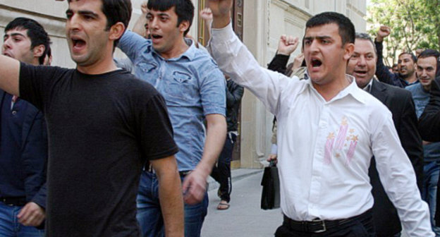 Участники акции протеста идут маршем по улице Независимости. Баку, 7 мая 2012 г. Фото ИА "Туран"