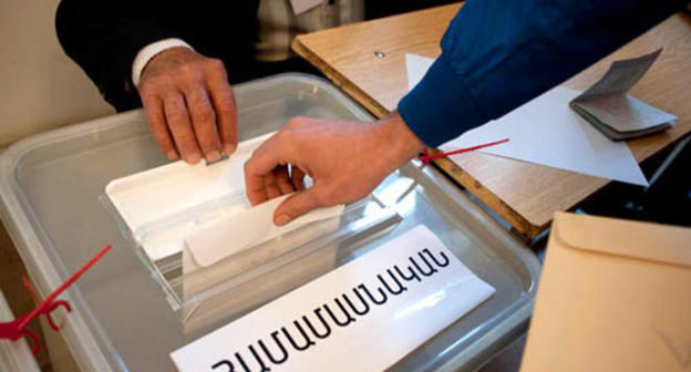 Выборы в Армении. Урна для голосования. 6 мая 2012 г. Фото: Назик Арменакян, ArmeniaNow.com