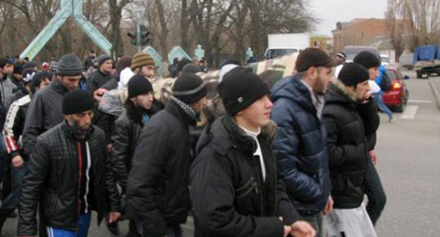 Похоронная процессия с телом Хаджимурада Камалова. Махачкала, 16 декабря 2011 г. Фото Закира Магомедова