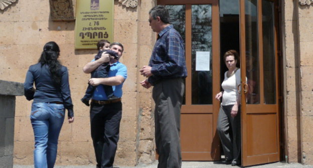 Жители Еревана у входа на избирательные участки 4/31 и 4/32 в день выборов в Национальное собрание Армении.  6 мая 2012 г. Фото Армине Мартиросян для "Кавказского узла"