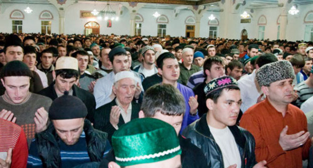 Молитва в Джума-мечети, Махачкала, 2011 г. Фото: http://islam.ru