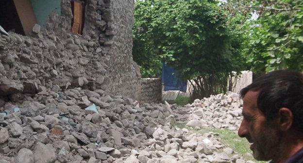 Житель села Базар Загатальского района Азербайджана смотрит на развалины своего дома. 7 мая 2012 г. Фото ИА "Туран"