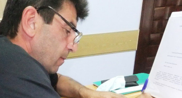 Артур Дашян пишет заявление на имя Президента РФ в приемной летней резиденции на Бочаровом ручье. Сочи, 10 мая 2012 г. Фото Светланы Кравченко для "Кавказского узла"