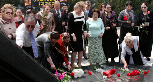 Дагестан, Каспийск, 4 мая 2012 г. Возложение цветов к памятнику жертвам теракта 9 мая 2002 г. Фото Муртуза Муртазалиева, www.kaspiysk.org