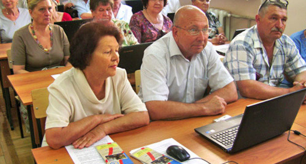 Ознакомительное занятие в Адыгейском университете по бесплатному обучению пожилых людей и инвалидов компьютерной грамотности. Майкоп, 5 мая 2012 г. Фото Олега Чалого для "Кавказского узла"