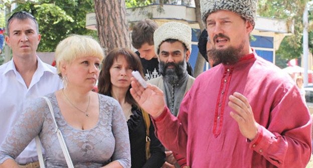 Сход против выставки Гельмана и прием граждан депутатами прошли в Краснодаре. На снимке: участники схода граждан задают вопросы депутату. Краснодар, 12 мая 2012 г. Фото Никиты Серебрянникова  для "Кавказского узла"