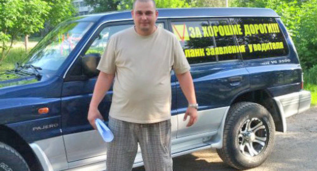 Волгоградец Алексей Ульянов на своем автомобиле ездит по всем районам города и собирает подписи "За хорошие дороги".  Волгоград, 12 мая 2012 г. Фото Татьяны Филимоновой для "Кавказского узла"