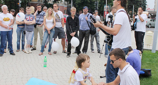 Участники акции "белая прогулка" в Краснодаре. 13 мая 2012 г. Фото Андрея Кошика для "Кавказского узла"