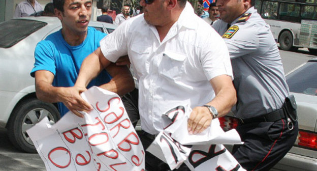 Полицейские задерживают участника акции оппозиции. Баку, 14 мая 2012 г. Фото ИА "Туран"