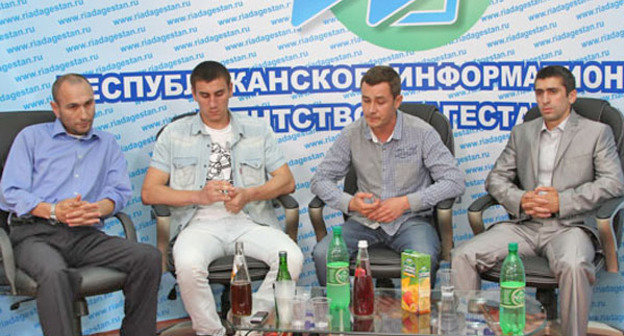 Презентация художественно-документального фильма «Право на выбор»  в конференц-зале РИА «Дагестан». На снимке: авторская группа, работавшая над реализацией проекта. Махачкала, 10 мая 2012 г. Фото http://www.riadagestan.ru