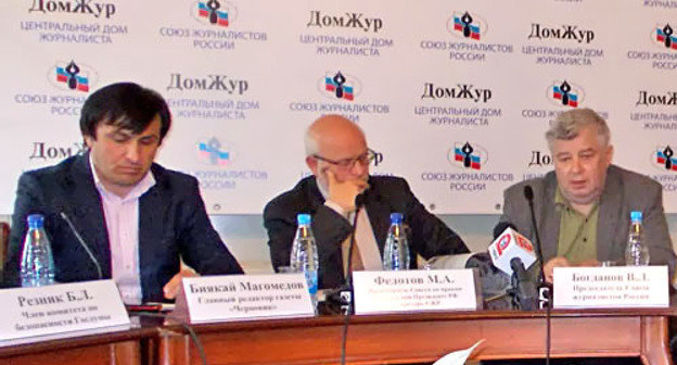 Пресс-конференция в Доме журналистов, посвященная результатам расследования убийства Хаджимурада Камалова. На снимке: выступает Всеволод Богданов (справа). Москва, 14 мая 2012 г. Фото Карины Гаджиевой для "Кавказского узла" 
