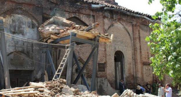 Обрушившийся притвор церкви Сурб Ншан в Тбилиси. 14 мая 2012 г. Фото: http://sigaretka7.livejournal.com