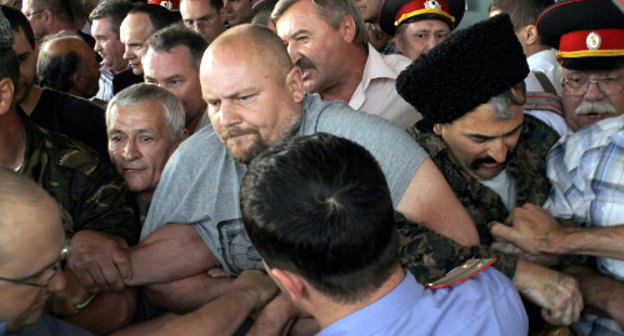 Полиция разрывает оцепление участников акции протеста у Выставочного зала. Краснодар, 15 мая 2012 г. Фото Андрея Кошика для "Кавказского узла"