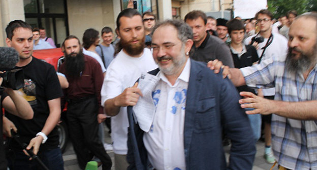 Протоиерей Алексий Касатиков (справа) пытается напасть на Марата Гельмана в ходе акции против открытия выставки Icons в Краснодаре. 15 мая 2012 г. Фото Андрея Кошика для "Кавказского узла"