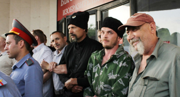 Представители казачества и православных верущих стоят в оцеплении перед выставочным залом, выступая против открытия выставки Icons. Краснодар, 15 мая 2012 г. Фото Андрея Кошика для "Кавказского узла"
