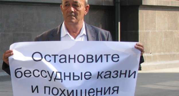 Салман Угурчиев, потерявший в 2009-2011 годах четырех сыновей, в пикете у Госдумы РФ. Москва, 16 мая 2012 г. Фото Натальи Крайновой для "Кавказского узла"