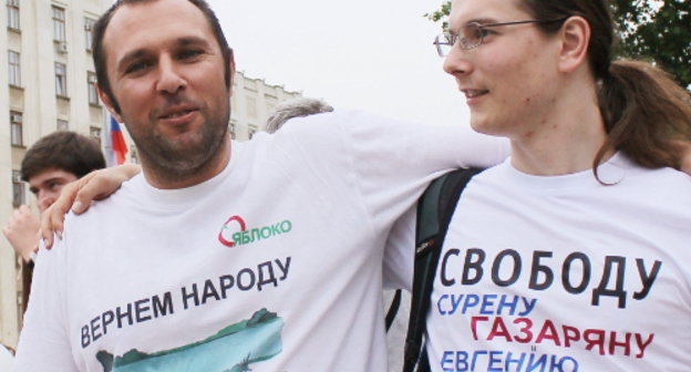 Активист "Экологической вахты по Северному Кавказу", член партии "Яблоко" Сурен Газарян и секретарь регионального отделения "Яблока" Ярослав Никольский в футболках с лозунгами "Вернем народу землю и воду" и "Свободу Сурену Газаряну и Евгению Витишко" во время акции "Белая Красная" перед администрацией Краснодарского края. 13 мая 2012 г. Фото Андрея Кошика для "Кавказского узла"