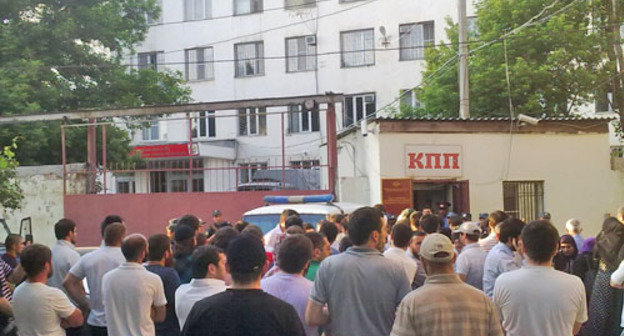 Родственники и друзья задержанных возле Кировского РОВД. Махачкала, 19 мая 2012 г. Фото Ахмеда Магомедова для "Кавказского узла"