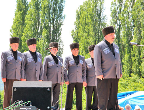 Праздник национальной песни "Ирон зараг" состоялся в Северной Осетии. На снимке: хор героической песни на республиканском празднике. 19 мая 2012 г. Фото Зарины Гучмазовой для "Кавказского узла" Праздник национальной песни "Ирон зараг" состоялся в Северной Осетии. На снимке: хор героической песни на республиканском празднике. 19 мая 2012 г. Фото Зарины Гучмазовой для "Кавказского узла"