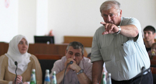 Дискуссия во время "Единого Кавказского форума" правозащитников. Дагестан, Махачкала, 20 мая 2012 г. Фото Закира Магомедова для "Кавказского узла"
