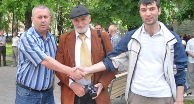 Участники митинга против строительства цементного завода в Алагире. Северная Осетия, 12 мая 2012 г. Фото http://www.yabloko.ru

