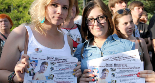 Сочинцы, посетившие концерт в сквере у концертного зала "Фестивальный", предлагают поддержать чемпиона России по брейк-дансу Евгения Смирнова. Сочи, 19 мая 2012 г. Фото Ольги Осутиной для "Кавказского узла"
