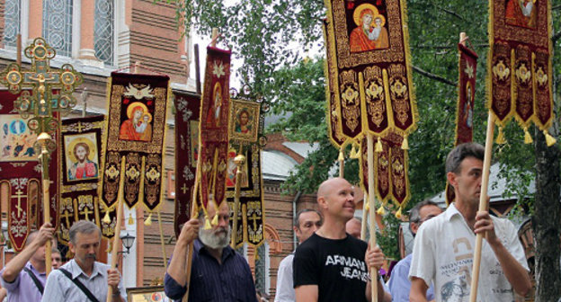 Участники крестного хода выходят из Свято-Екатерининского собора. Краснодар, 24 мая 2012 г. Фото Андрея Кошика для "Кавказского узла"