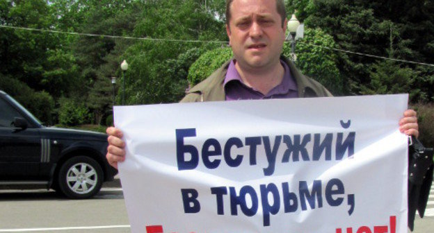 Участник несостоявшегося "Народного марша" в одиночном пикете с плакатом против бывшего главы Ставропольского края Валерия Гаевского. Ставрополь, 6 мая 2012 г. Фото Константина Ольшанского для "Кавказского узла"