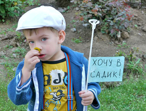 Участник пикета родителей дошкольников в защиту прав детей на доступное и качественное дошкольное образование. Волгоград, 29 апреля 2012 г. Фото: burita, http://volgograd.livejournal.com Участник пикета родителей дошкольников в защиту прав детей на доступное и качественное дошкольное образование. Волгоград, 29 апреля 2012 г. Фото: burita, http://volgograd.livejournal.com