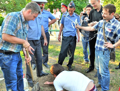 Оппозиционеры пытаются посадить саженцы деревьев на территории Кремля, в сквере у памятника борцам за установление Советской власти. Астрахань, 4 июня 2012 г. Фото Сергея Кожанова для "Кавказского узла" Оппозиционеры пытаются посадить саженцы деревьев на территории Кремля, в сквере у памятника борцам за установление Советской власти. Астрахань, 4 июня 2012 г. Фото Сергея Кожанова для "Кавказского узла"