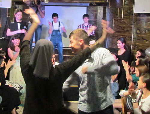 Участники встречи в рамках лектория "Лицом к лицу" познакомились с культурой лезгинов. На снимке: мастер-класс по танцам. Москва, 27 мая 2012 г. Фото Семена Чарного для "Кавказского узла"
