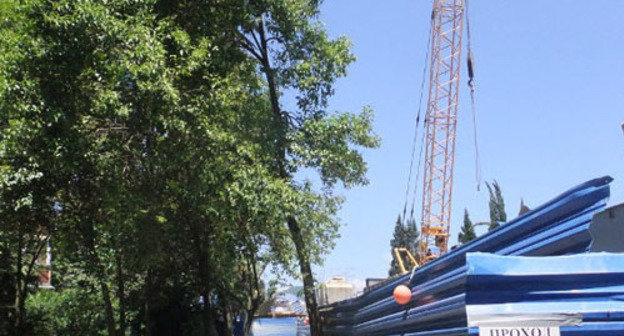 Место аварии на улице Чайковского, где идет строительство дороги-дублера. Сочи, 7 июня 2012 г. Фото Светланы Кравченко для "Кавказского узла"
