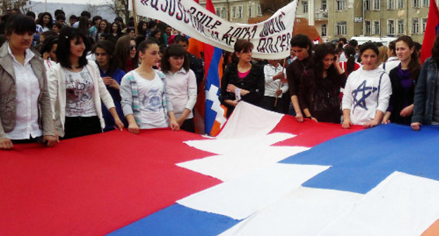 Нагорный Карабах, Степанакерт, 10 апреля 2012 г. Траурный митинг в память жертв Карабахского конфликта в 20-ю годовщину трагических событий в селе Марага. Фото Алвард Григорян для "Кавказского узла"